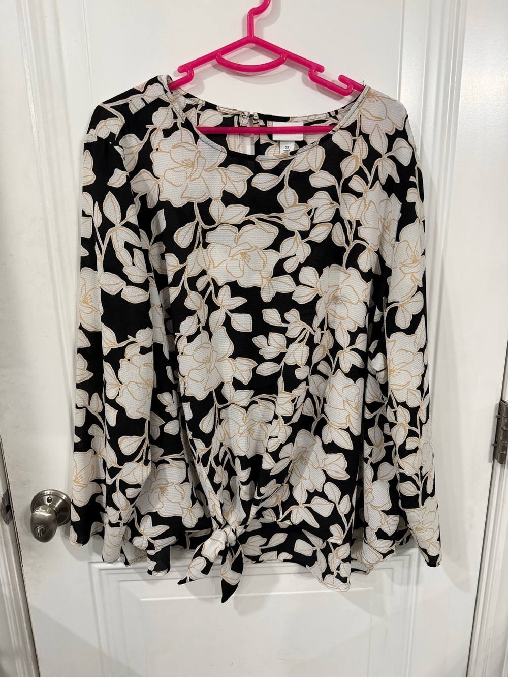 Ava & Viv Black Floral Knot-Front Long Sleeve Blouse